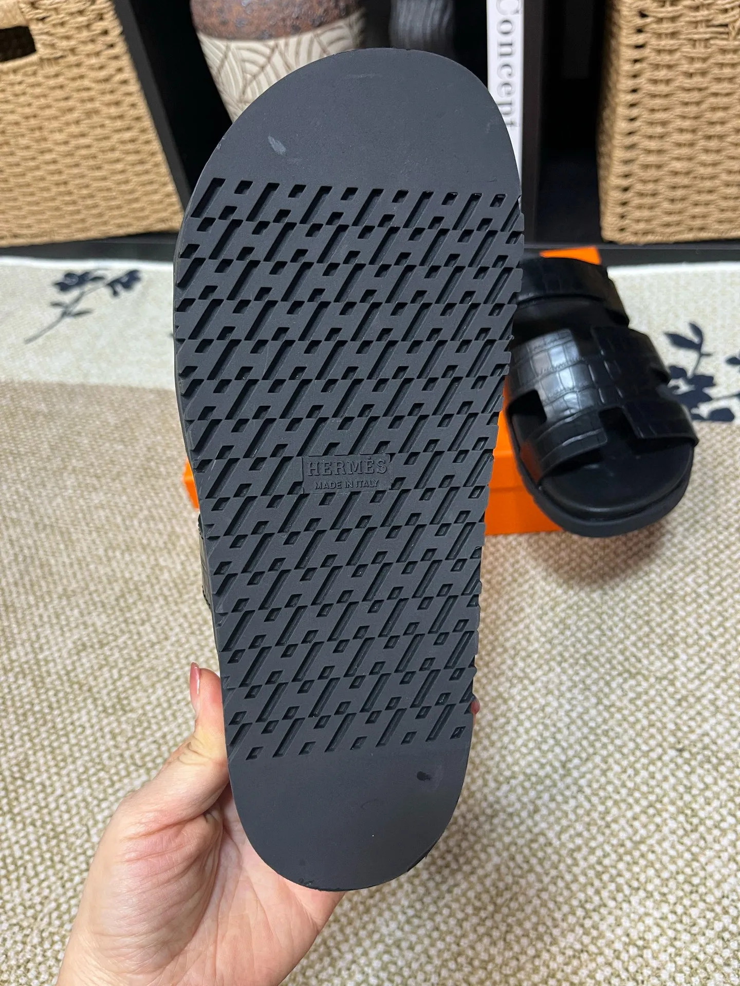 P300 Long-term stock Hermes men’s Kazimir slippers for couples - top quality woven calfskin functional sandals with intertwined uppers inspired by the “H” iconic pattern to create a casual look, perfect for summer. Imported cowhide + cowhide lining + TUP outsole Size: 35-46